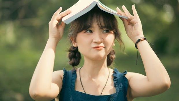 Ada alasan kenapa orang yang suka membaca sering terlihat penuh semangat ketika menemukan hal baru. Mereka punya rasa ingin tahu yang besar, bukan karena ingin tahu urusan orang lain, tapi karena ingin memahami dunia dengan lebih dalam.