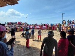 Ratusan Nelayan Sampang Kepung Kapal Petronas Tolak Aktivitas Migas Ratusan Nelayan Sampang Kepung Kapal Petronas Tolak Aktivitas Migas