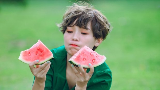 Melon dan semangka dikenal sebagai makanan yang mengandung banyak air yang efektif menjaga keseimbangan cairan tubuh. Selain menyegarkan, buah ini juga kaya vitamin A, C, dan likopen. Kandungan alami tersebut mendukung tubuh tetap bugar sepanjang hari.