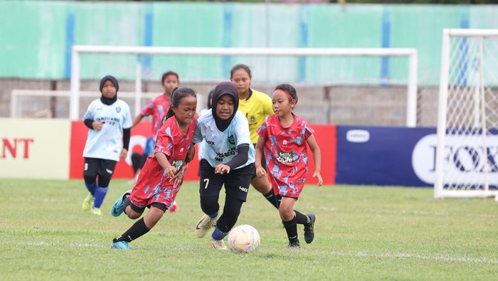 Kejuaraan Soccer Challenge menghadirkan semangat untuk para siswi berlatih sepakbola. Imbasnya, tak sedikit siswi yang melanjutkannya ke Sekolah Sepakbola (SSB).