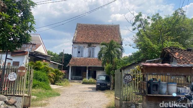 Suasana rumah tertua di Semarang yang disebut milik pejabat VOC di Kampung Kelengan Besar, Kelurahan Kembangsari, Kecamatan Semarang Tengah, Minggu (19/10/2025). Suasana rumah tertua di Semarang yang disebut milik pejabat VOC di Kampung Kelengan Besar, Kelurahan Kembangsari, Kecamatan Semarang Tengah, Minggu (19/10/2025).