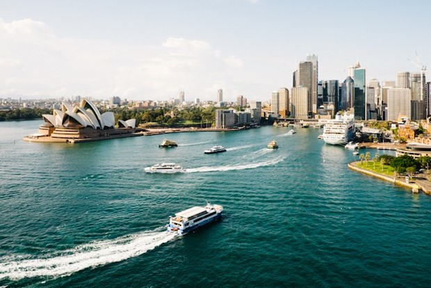 Sydney dikenal sebagai kota teraman di dunia berkat stabilitas politik dan ekonomi yang kuat/Foto: Unsplash/Dan Freeman Sydney, Australia, termasuk kota teraman di dunia dengan tingkat kejahatan yang rendah dan layanan darurat yang cepat. Lingkungan yang bersih dan terawat menambah rasa aman bagi pengunjung. Kota ini juga memikat dengan Sydney Opera House dan pantai-pantai indahnya.