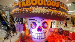 Tengkorak Raksasa dan Asap Mistis Hiasi Mal di Jakarta Jelang Halloween