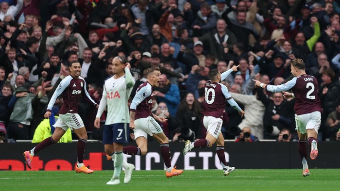 Soccer Football - Premier League - Tottenham Hotspur v Aston Villa - Tottenham Hotspur Stadium, London, Britain - October 19, 2025  Aston Villas Emiliano Buendia celebrates scoring their second goal with teammates Action Images via Reuters/Paul Childs EDITORIAL USE ONLY. NO USE WITH UNAUTHORIZED AUDIO, VIDEO, DATA, FIXTURE LISTS, CLUB/LEAGUE LOGOS OR LIVE SERVICES. ONLINE IN-MATCH USE LIMITED TO 120 IMAGES, NO VIDEO EMULATION. NO USE IN BETTING, GAMES OR SINGLE CLUB/LEAGUE/PLAYER PUBLICATIONS. PLEASE CONTACT YOUR ACCOUNT REPRESENTATIVE FOR FURTHER DETAILS..