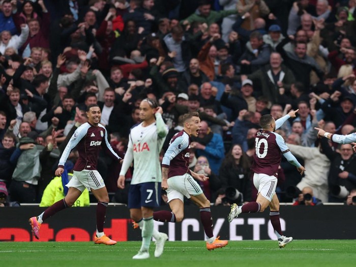 Soccer Football - Premier League - Tottenham Hotspur v Aston Villa - Tottenham Hotspur Stadium, London, Britain - October 19, 2025  Aston Villa's Emiliano Buendia celebrates scoring their second goal with teammates Action Images via Reuters/Paul Childs EDITORIAL USE ONLY. NO USE WITH UNAUTHORIZED AUDIO, VIDEO, DATA, FIXTURE LISTS, CLUB/LEAGUE LOGOS OR 'LIVE' SERVICES. ONLINE IN-MATCH USE LIMITED TO 120 IMAGES, NO VIDEO EMULATION. NO USE IN BETTING, GAMES OR SINGLE CLUB/LEAGUE/PLAYER PUBLICATIONS. PLEASE CONTACT YOUR ACCOUNT REPRESENTATIVE FOR FURTHER DETAILS..