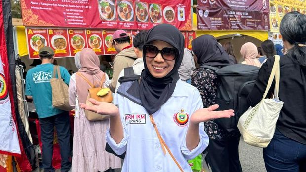 Nurhanifa, atau akrab disapa Uni Ipeh, perantau asal Padang ini kini dikenal sebagai pemilik Rumah Makan Padang Amanah Mande, yang berlokasi di Kanagawa Ken, Atsugi, Asahicho, sekitar satu jam perjalanan dari pusat Tokyo.