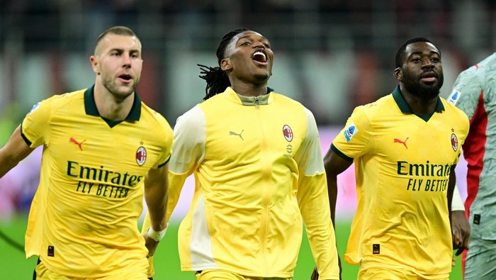 Soccer Football - Serie A - AC Milan v Fiorentina - San Siro, Milan, Italy - October 19, 2025 AC Milans Rafael Leao, Youssouf Fofana, and Strahinja Pavlovic celebrate in front of the fans at the end of the match REUTERS/Daniele Mascolo