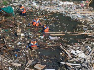Aksi Bersih Sungai di Gianyar, Petugas dan Relawan Kompak Jaga Alam Bali Aksi Bersih Sungai di Gianyar, Petugas dan Relawan Kompak Jaga Alam Bali