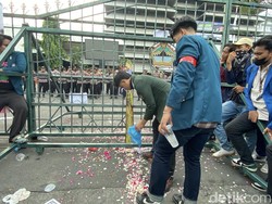 Massa Mahasiswa Semarang Aksi Tabur Bunga Soroti Setahun Prabowo-Gibran