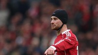 Alexis Mac Allister pakai helm pengaman dalam kekalahan Liverpool di tangan Manchester United. Foto: REUTERS/Phil Noble