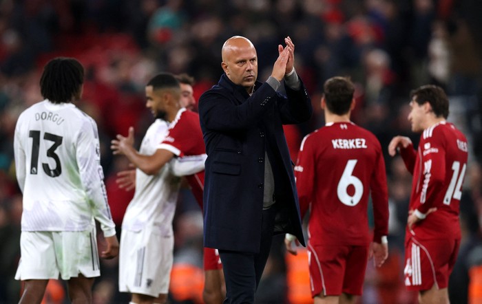 Arne Slot Soccer Football - Premier League - Liverpool v Manchester United - Anfield, Liverpool, Britain - October 19, 2025 Liverpool manager Arne Slot applauds fans after the match REUTERS/Phil Noble EDITORIAL USE ONLY. NO USE WITH UNAUTHORIZED AUDIO, VIDEO, DATA, FIXTURE LISTS, CLUB/LEAGUE LOGOS OR 'LIVE' SERVICES. ONLINE IN-MATCH USE LIMITED TO 120 IMAGES, NO VIDEO EMULATION. NO USE IN BETTING, GAMES OR SINGLE CLUB/LEAGUE/PLAYER PUBLICATIONS. PLEASE CONTACT YOUR ACCOUNT REPRESENTATIVE FOR FURTHER DETAILS..