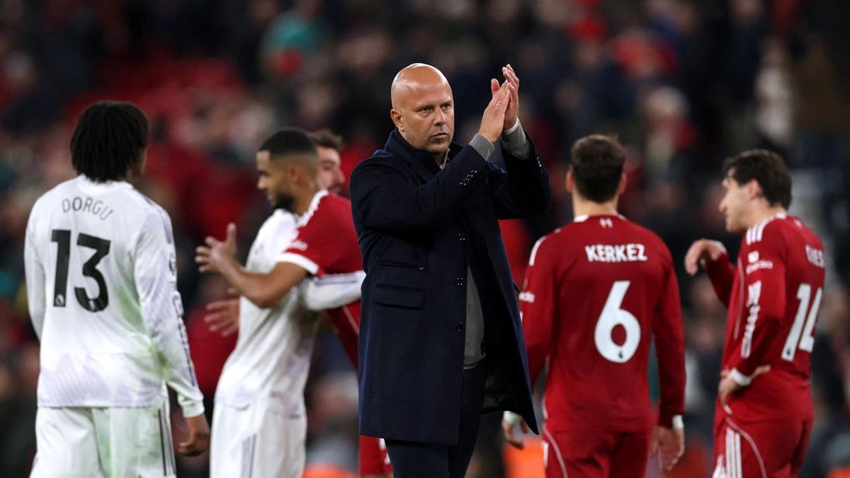 Arne Slot menilai Manchester United bermain bertahan. (REUTERS/Phil Noble)