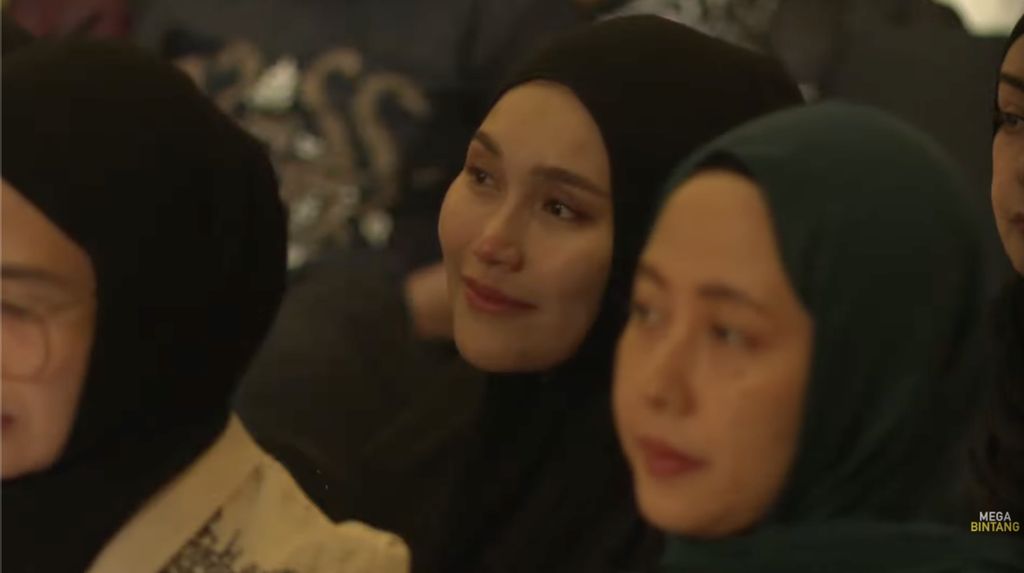 Ayu Ting Ting Berderai Air Mata Curhat Kepada Habib Umar bin Hafidz Ayu Ting Ting Berderai Air Mata Curhat Kepada Habib Umar bin Hafidz