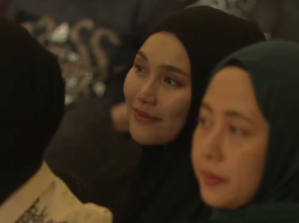 Ayu Ting Ting Berderai Air Mata Curhat Kepada Habib Umar bin Hafidz Ayu Ting Ting Berderai Air Mata Curhat Kepada Habib Umar bin Hafidz