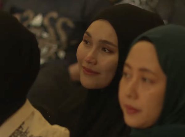 Ayu Ting Ting Berderai Air Mata Curhat Kepada Habib Umar bin Hafidz