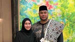 Gaya Simpel-Mewah Ayu Ting Ting Hadiri Kajian, Serba Hitam Tenteng Tas Hermes