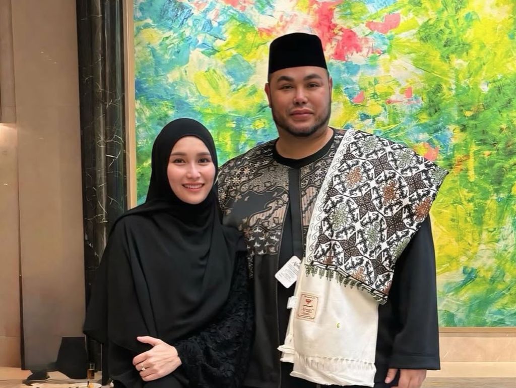 Gaya Simpel-Mewah Ayu Ting Ting Hadiri Kajian, Serba Hitam Tenteng Tas Hermes Gaya Simpel-Mewah Ayu Ting Ting Hadiri Kajian, Serba Hitam Tenteng Tas Hermes