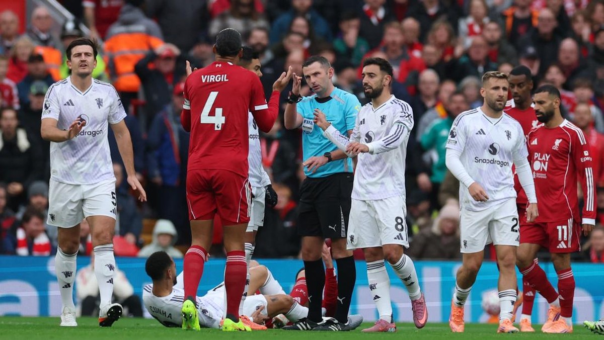 Bruno Fernandes menilai aura negatif Anfield bantu kemenangan Manchester United. (REUTERS/Phil Noble)