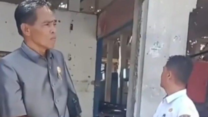 Anggota DPRD Kota Sungai Penuh (baju abu abu) memaki pekerja proyek