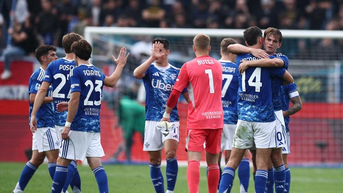 Soccer Football - Serie A - Como v Juventus - Stadio Giuseppe Sinigaglia, Como, Italy - October 19, 2025 Comos Nico Paz and Jacobo Ramon celebrate after the match REUTERS/Guglielmo Mangiapane