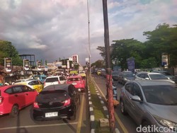 Demo Mahasiswa Depan Unibos Makassar, Lalin Urip Sumoharjo Macet Parah