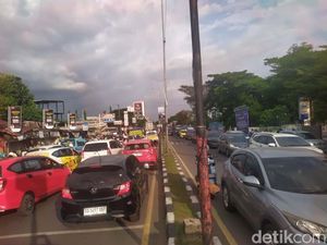 Demo Mahasiswa Depan Unibos Makassar, Lalin Urip Sumoharjo Macet Parah Demo Mahasiswa Depan Unibos Makassar, Lalin Urip Sumoharjo Macet Parah