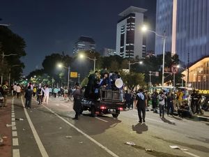 Demo Mahasiswa di Patung Kuda Jakpus Bubar, Lalin Kembali Normal Demo Mahasiswa di Patung Kuda Jakpus Bubar, Lalin Kembali Normal