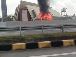 Elf Terbakar Hebat di Tol Pandaan-Malang Elf Terbakar Hebat di Tol Pandaan-Malang