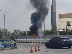 Petaka Mobil Rombongan Pengantin Terbakar di Tol Pandaan Petaka Mobil Rombongan Pengantin Terbakar di Tol Pandaan