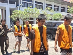 4 Pendemo Aksi DPRD Bali Diserahkan ke Jaksa 4 Pendemo Aksi DPRD Bali Diserahkan ke Jaksa