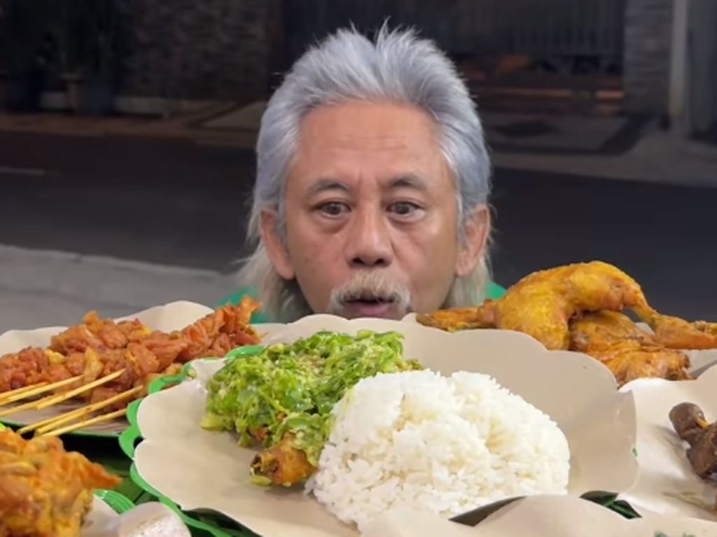 Epy Kusnandar dan Istri Kompak Jualan Jukut Goreng, Begini Potretnya! Epy Kusnandar dan Istri Kompak Jualan Jukut Goreng, Begini Potretnya!