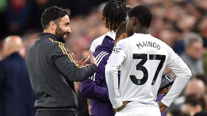 Manchester Uniteds Portuguese head coach Ruben Amorim talks to Manchester Uniteds English midfielder #37 Kobbie Mainoo during the English Premier League football match between Liverpool and Manchester United at Anfield in Liverpool, north west England on October 19, 2025. (Photo by PETER POWELL / AFP) / RESTRICTED TO EDITORIAL USE. No use with unauthorized audio, video, data, fixture lists, club/league logos or live services. Online in-match use limited to 120 images. An additional 40 images may be used in extra time. No video emulation. Social media in-match use limited to 120 images. An additional 40 images may be used in extra time. No use in betting publications, games or single club/league/player publications. /