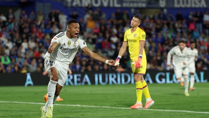 Real Madrids French forward #10 Kylian Mbappe celebrates scoring his teams first goal during the Spanish league football match between Getafe CF and Real Madrid CF at Coliseum Alfonso Perez Stadium in Getafe on October 19, 2025. (Photo by Thomas COEX / AFP)