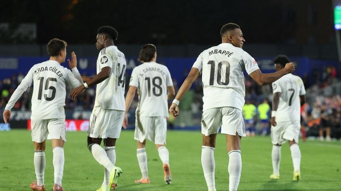Real Madrids French forward #10 Kylian Mbappe celebrates scoring his teams first goal during the Spanish league football match between Getafe CF and Real Madrid CF at Coliseum Alfonso Perez Stadium in Getafe on October 19, 2025. (Photo by Thomas COEX / AFP)
