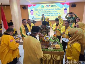 Sambut HUT ke-61, Golkar Jatim Bagi Sembako hingga Pengobatan Gratis Sambut HUT ke-61, Golkar Jatim Bagi Sembako hingga Pengobatan Gratis