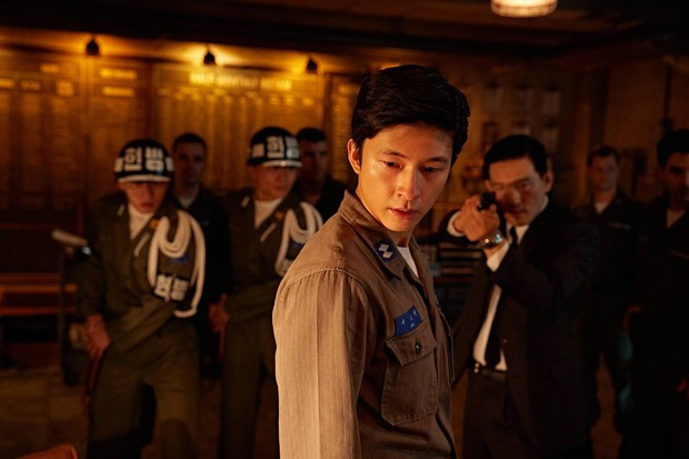 Hong Kyung di Film Good News / Foto : x.com/Netflixkr Melalui perannya di Good News, Hong Kyung sedang banyak diperbincangkan karena kemampuan akting yang mumpuni serta mampu berbicara Bahasa Inggris dan Jepang dengan fasih.