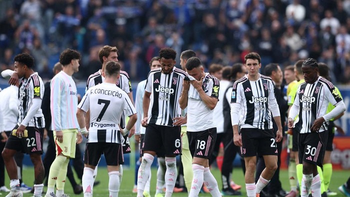 Soccer Football - Serie A - Como v Juventus - Stadio Giuseppe Sinigaglia, Como, Italy - October 19, 2025 Juventus Filip Kostic and team mates looks dejected after the match  REUTERS/Guglielmo Mangiapane     TPX IMAGES OF THE DAY