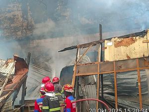 Asap Membubung di Tangsel, Sumbernya dari Kebakaran di Gudang Dekorasi
