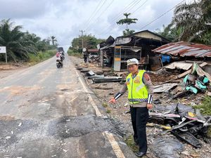 Kronologi ALS Tabrak 4 Warung Lalu Terbalik di Labusel, Sopir Kabur-5 Terluka Kronologi ALS Tabrak 4 Warung Lalu Terbalik di Labusel, Sopir Kabur-5 Terluka