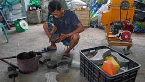 Kreatif! Warga Parepare Sulap Sampah Plastik Jadi Batako dan Pot Tanaman