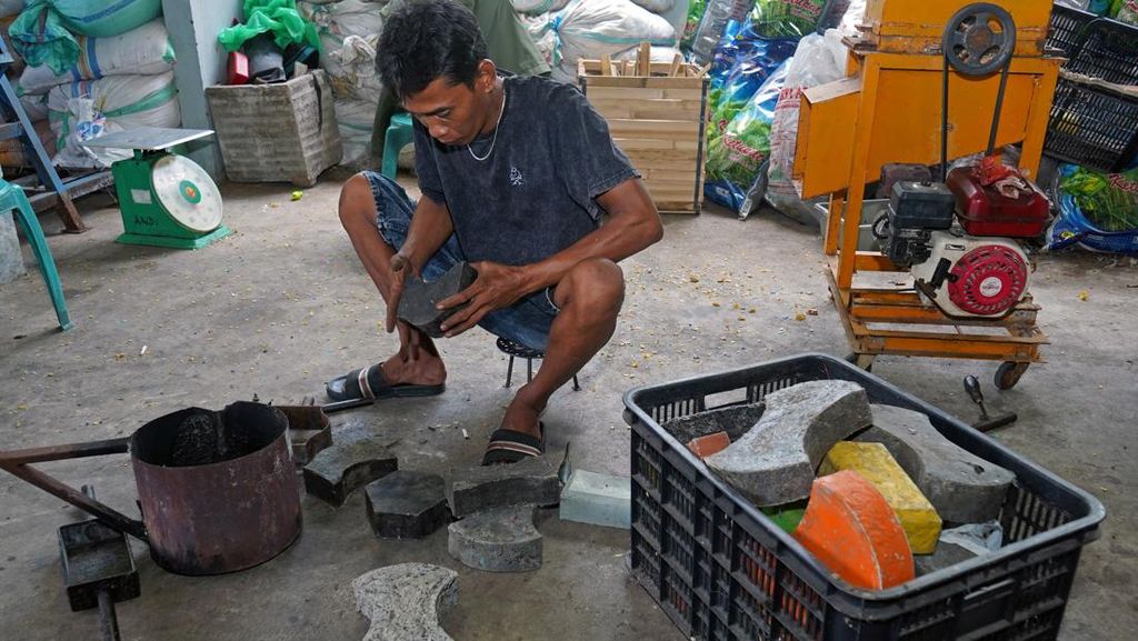 Kreatif! Warga Parepare Sulap Sampah Plastik Jadi Batako dan Pot Tanaman Kreatif! Warga Parepare Sulap Sampah Plastik Jadi Batako dan Pot Tanaman