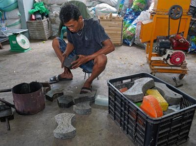 Kreatif! Warga Parepare Sulap Sampah Plastik Jadi Batako dan Pot Tanaman