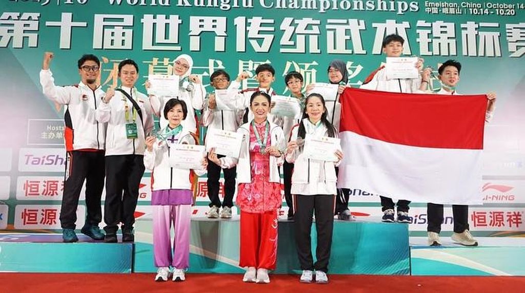 Bangga! KD-Kontingen Wushu Indonesia Kibarkan Merah Putih dan Unjuk Medali Bangga! KD-Kontingen Wushu Indonesia Kibarkan Merah Putih dan Unjuk Medali