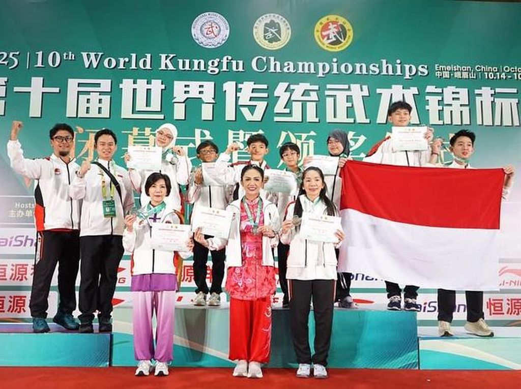 Bangga! KD-Kontingen Wushu Indonesia Kibarkan Merah Putih dan Unjuk Medali Bangga! KD-Kontingen Wushu Indonesia Kibarkan Merah Putih dan Unjuk Medali