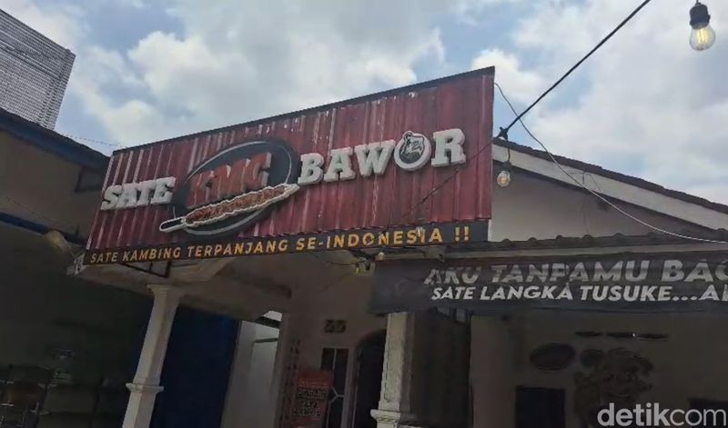 Penampakan sate kambing tusuk pedang sepanjang 1 meter di outlet sate KMC, Purwokerto Utara, Kabupaten Banyumas, Senin (20/10/2025).