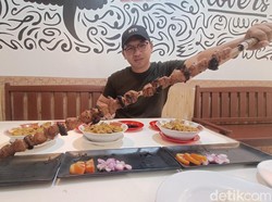 Wow! Ada Sate Jumbo yang Disajikan Pakai Pedang Sepanjang 1 Meter Wow! Ada Sate Jumbo yang Disajikan Pakai Pedang Sepanjang 1 Meter