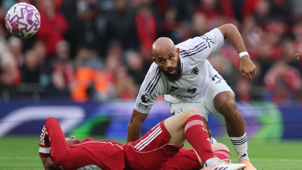 Soccer Football - Premier League - Liverpool v Manchester United - Anfield, Liverpool, Britain - October 19, 2025 Liverpool's Alexis Mac Allister reacts after sustaining an injury before Manchester United's Bryan Mbeumo runs on to scores their first goal REUTERS/Phil Noble EDITORIAL USE ONLY. NO USE WITH UNAUTHORIZED AUDIO, VIDEO, DATA, FIXTURE LISTS, CLUB/LEAGUE LOGOS OR 'LIVE' SERVICES. ONLINE IN-MATCH USE LIMITED TO 120 IMAGES, NO VIDEO EMULATION. NO USE IN BETTING, GAMES OR SINGLE CLUB/LEAGUE/PLAYER PUBLICATIONS. PLEASE CONTACT YOUR ACCOUNT REPRESENTATIVE FOR FURTHER DETAILS..