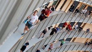 Lomba Unik! Ribuan Pelari Taklukkan Lintasan Melingkar