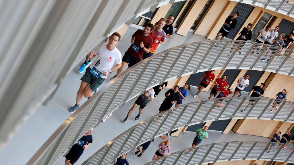 Lomba Unik! Ribuan Pelari Taklukkan Lintasan Melingkar Lomba Unik! Ribuan Pelari Taklukkan Lintasan Melingkar