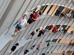 Lomba Unik! Ribuan Pelari Taklukkan Lintasan Melingkar Lomba Unik! Ribuan Pelari Taklukkan Lintasan Melingkar